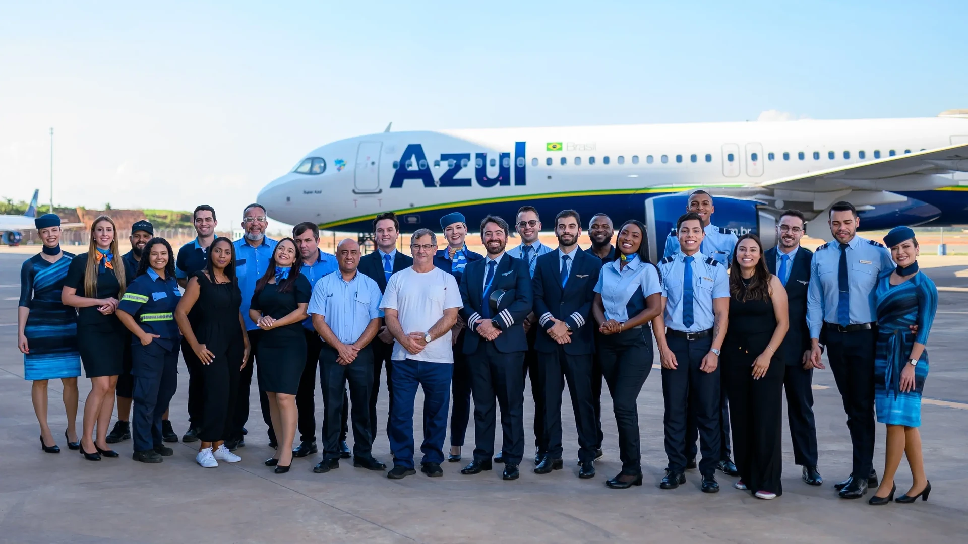 AZUL3 rises 2.9% and Ibovespa falls at today’s open