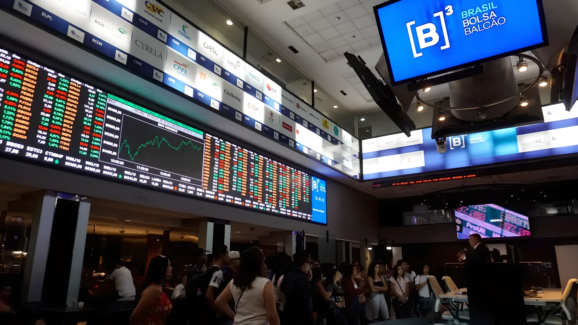 Asset manager now holds 504 million common shares and 0.52% in derivatives