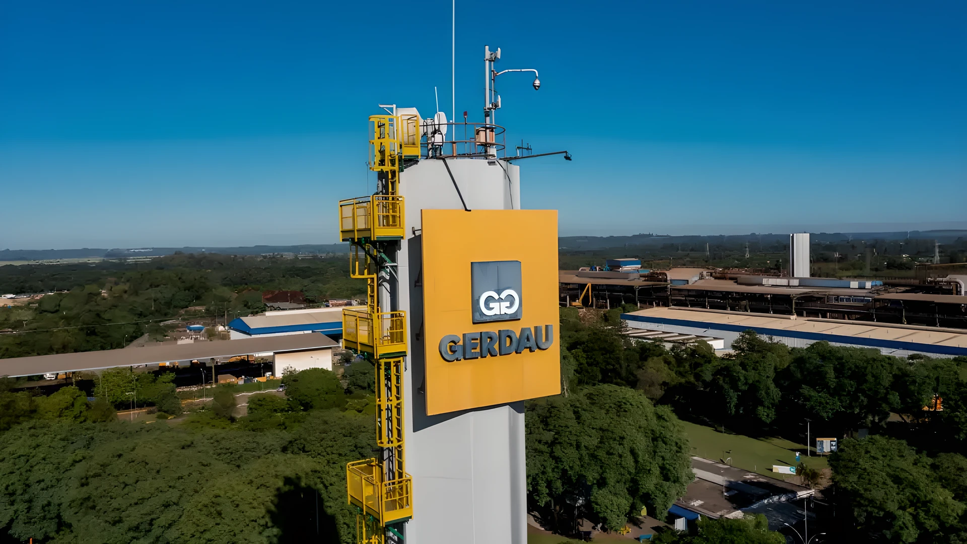 Adjusted EBITDA totals R$ 3.8 bn with a 20.2% margin; dividends of R$ 0.34 per share