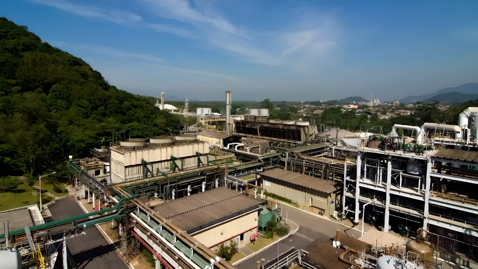 Recurring adjusted EBITDA totals R$ 402 million and net revenue reaches R$ 1.5 billion